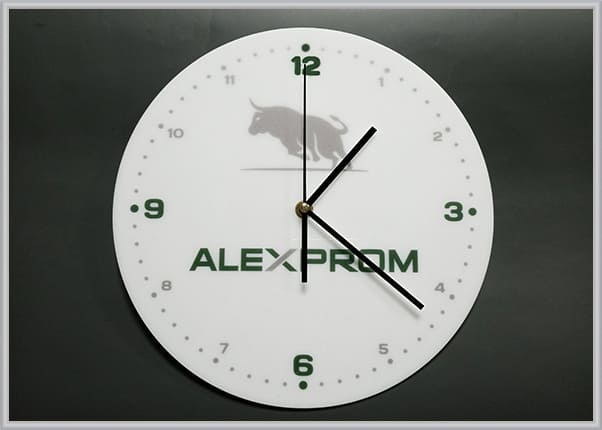 Настінний годинник із акрила з логотипом компанії